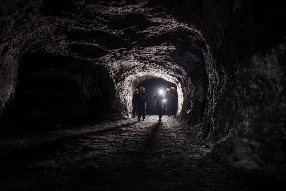 几百米深的矿井下。图片来自视觉中国