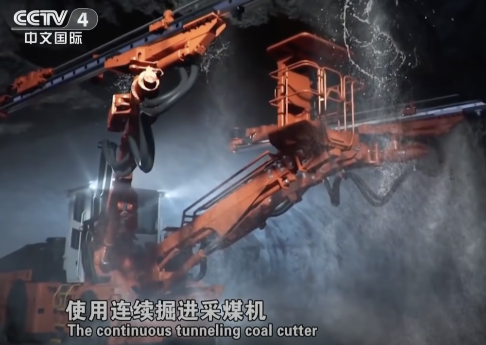 2019年研发出的连续掘进采煤机，看起来很像双钳战车，图片来自《超级煤矿》<br>