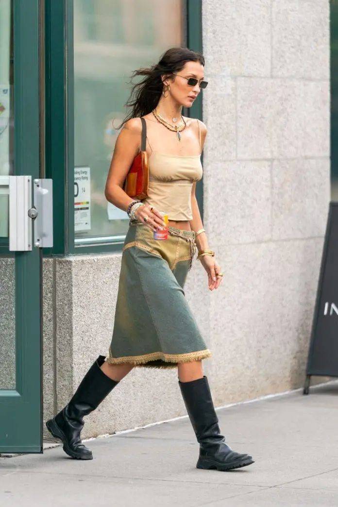 Bella Hadid 街拍穿的牛仔裙，是来自 @susamusa 的设计<br>
