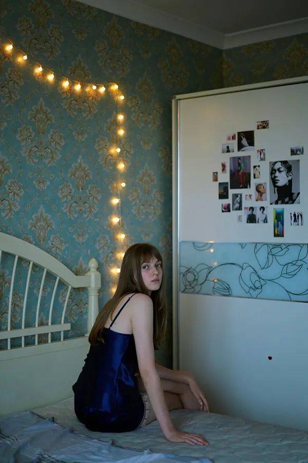 女孩的柜子上贴着许多时尚摄影的照片，黎晓亮为她拍摄时发现右下角的一张就是自己拍的，女孩回答：“我知道的，我很喜欢。”  “北京公寓”系列作品 138×92cm 艺术微喷 2015-2021