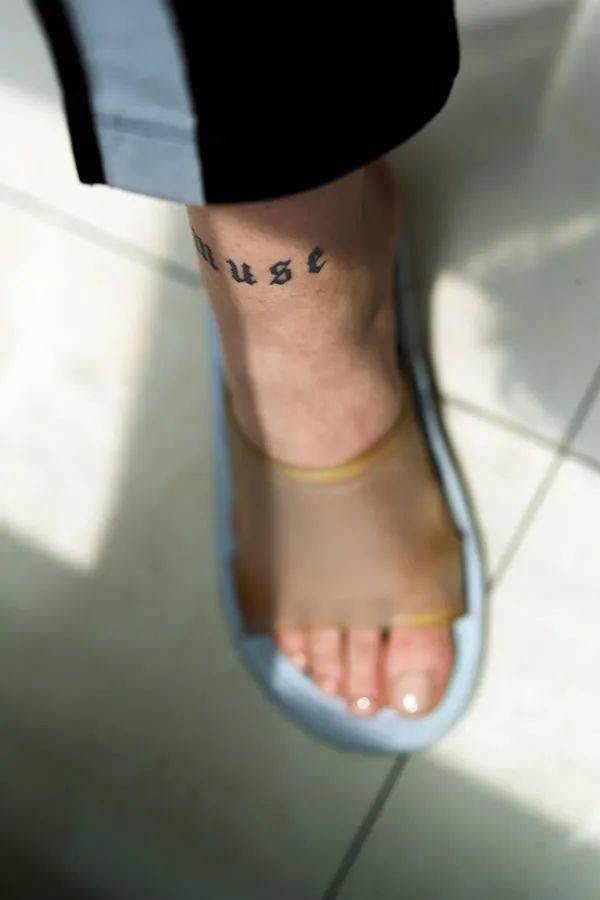 脚踝处是英文单词MUSE，代表古希腊中为艺术家提供灵感的文艺女神缪斯  “北京公寓”系列作品 60×40cm 艺术微喷 2015-2021