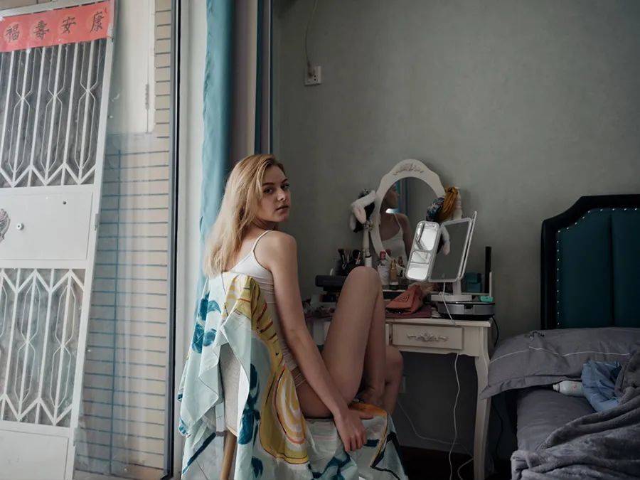 女孩手臂上纹着维纳斯的经典肖像，现实中的她与朋友合租房间，脱离了群居的逼仄空间  “北京公寓”系列作品 138×103.44cm 艺术微喷 2015-2021