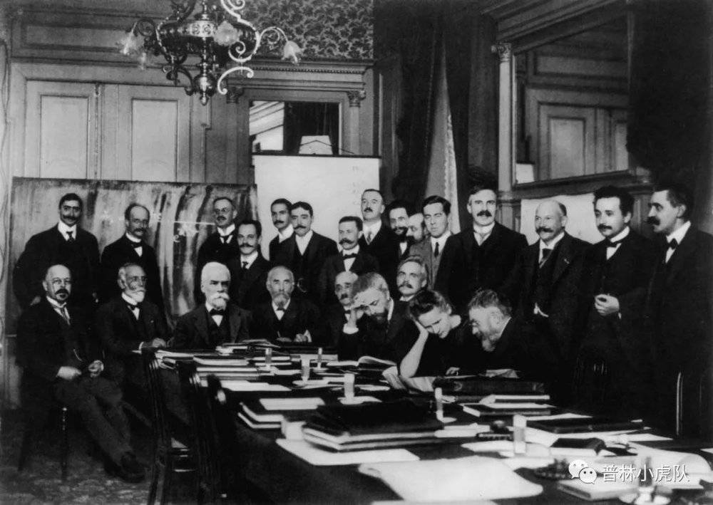1911年的首届索尔维会议。照片中居里夫人正与庞加莱交谈。坐着的人中，左四为洛伦兹，左六为佩兰。站立者中，右一为朗之万，右二为爱因斯坦。<br>