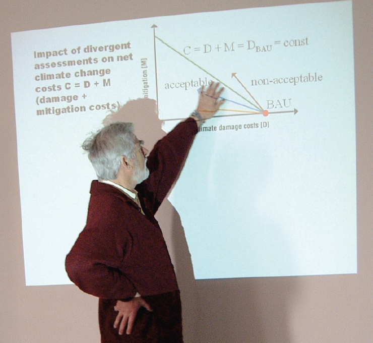 2002年正在解释一个气候-经济耦合模型的哈塞尔曼