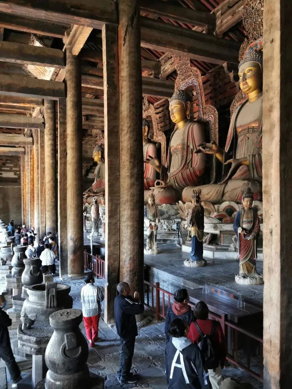 奉国寺大殿内，七尊九米高的辽代佛像一字排开，气势恢宏，是国内最大的寺观彩塑群