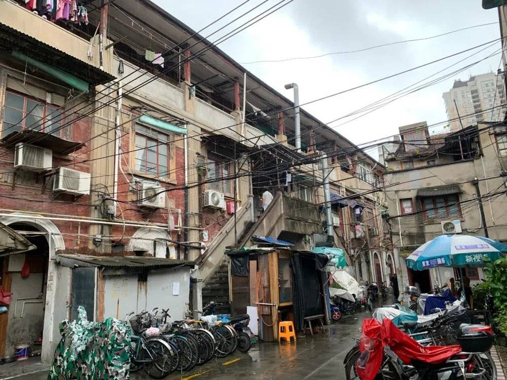 上海美专旧址内曾开过一些小餐饮店，如今留下几根烟囱