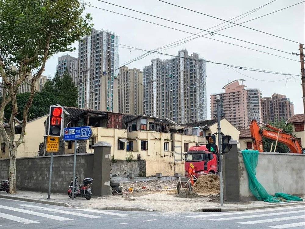 除了鸿茂和江西饭店所在的那一段，顺昌路上的其他房子和商铺已经开始拆了