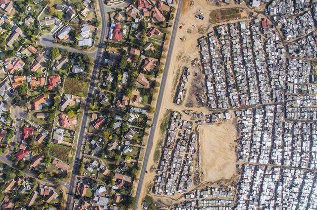 被誉为彩虹之国的南非，白人富豪区(左)和黑人贫民区(右)依然泾渭分明<br>