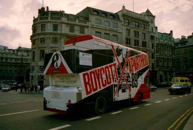 虽然英国是南非的前宗主国，却带头反对种族隔离制度，图为伦敦公交车上的抗议广告<br>