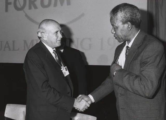 1992年曼德拉与南非总统德克勒克在达沃斯握手，标志着种族隔离制度已走到尽头<br>