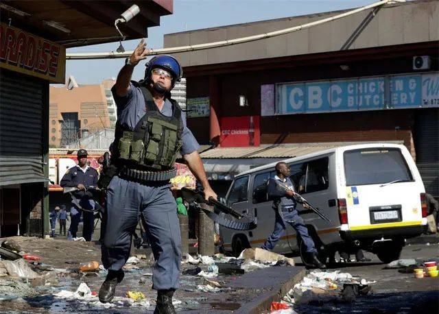 失业率高企使南非动荡不安，南非警察的主力也已是黑人<br>