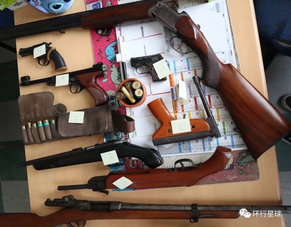 警察查获的违规古董枪支 图：La Presse de la Manche