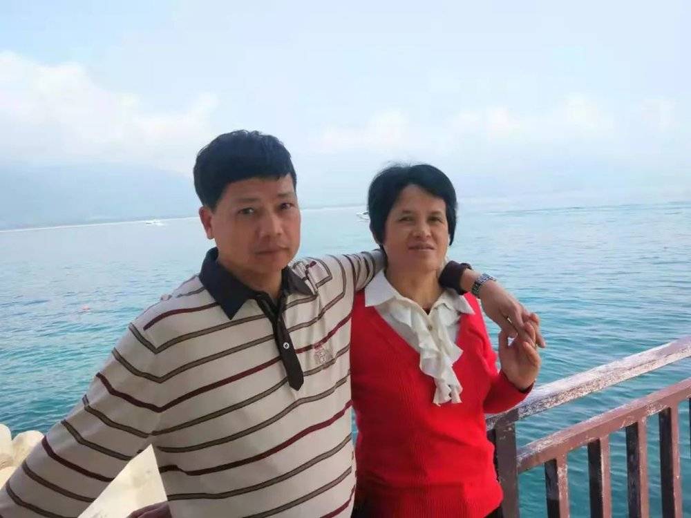 图 | 患病前的父亲，在海南旅游<br>