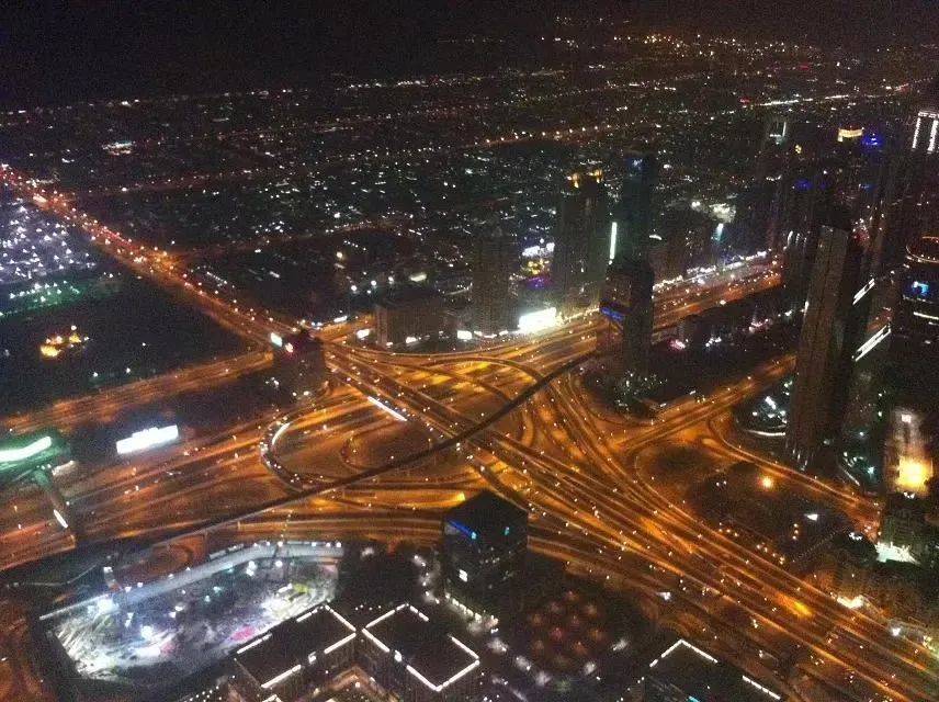 哈利法塔上俯瞰迪拜夜景  作者图 