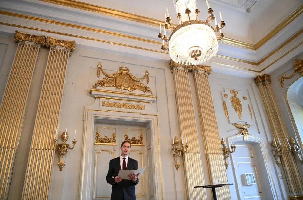 瑞典学院常任秘书 Mats Malm 在直播中宣布诺贝尔文学奖归属古尔纳