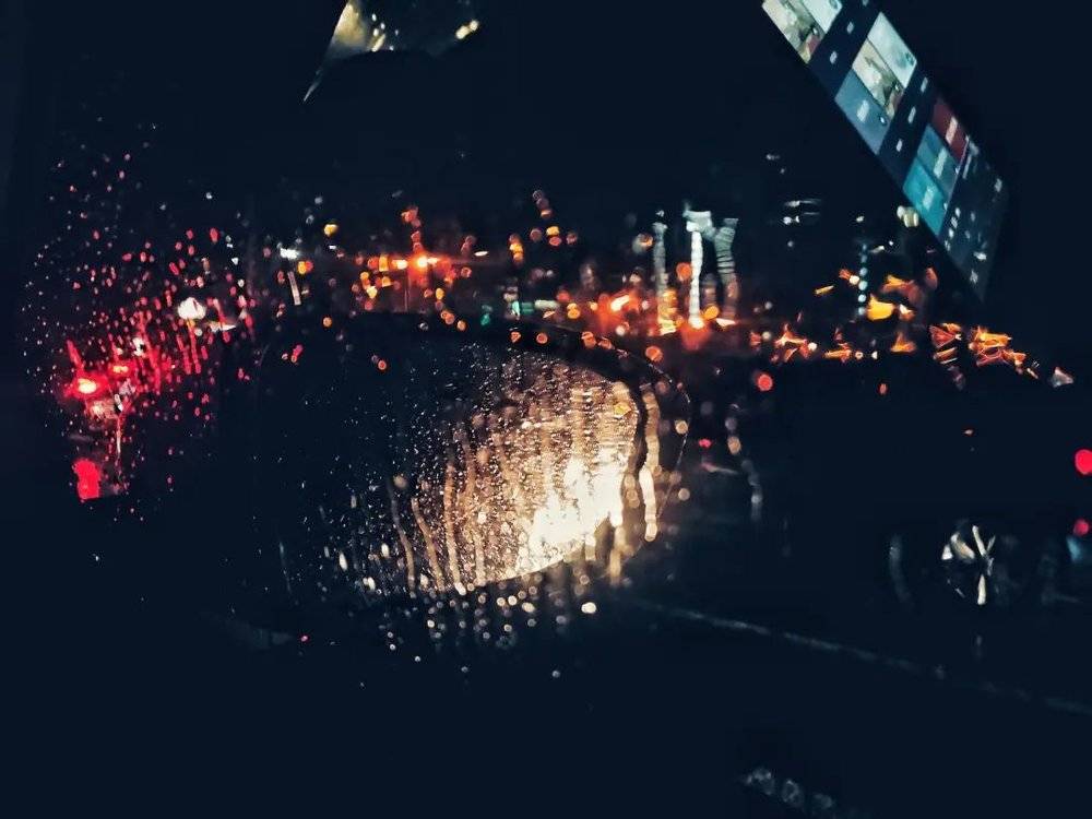 出租车外，雨中的杭州<br>