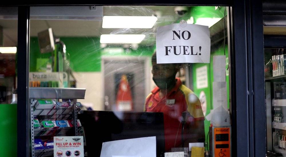 2021 年 9 月 28 日，英国一个加油站挂上了“没有汽油”的标志。图片来源：路透社。