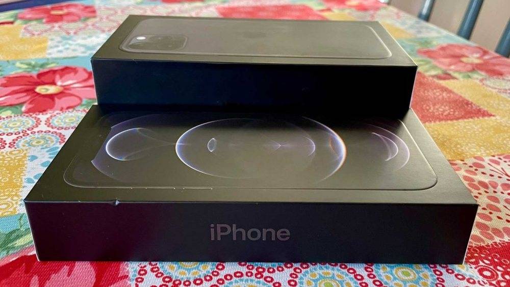 iPhone 12（前）与 iPhone 11（后）盒子的对比。图片来源：Not Nerd。