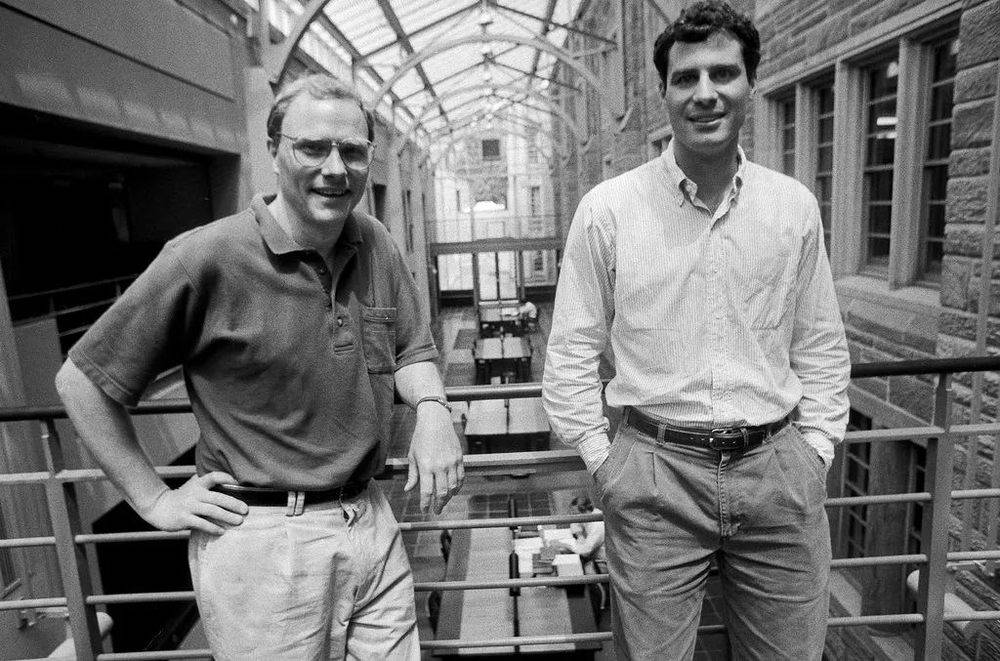 1992年，克鲁格（右）和大卫·卡德在普林斯顿大学 | Frank C. Dougherty 