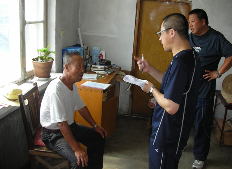 牡丹江市的医生指导村医随访患者家庭，图源：受访者提供