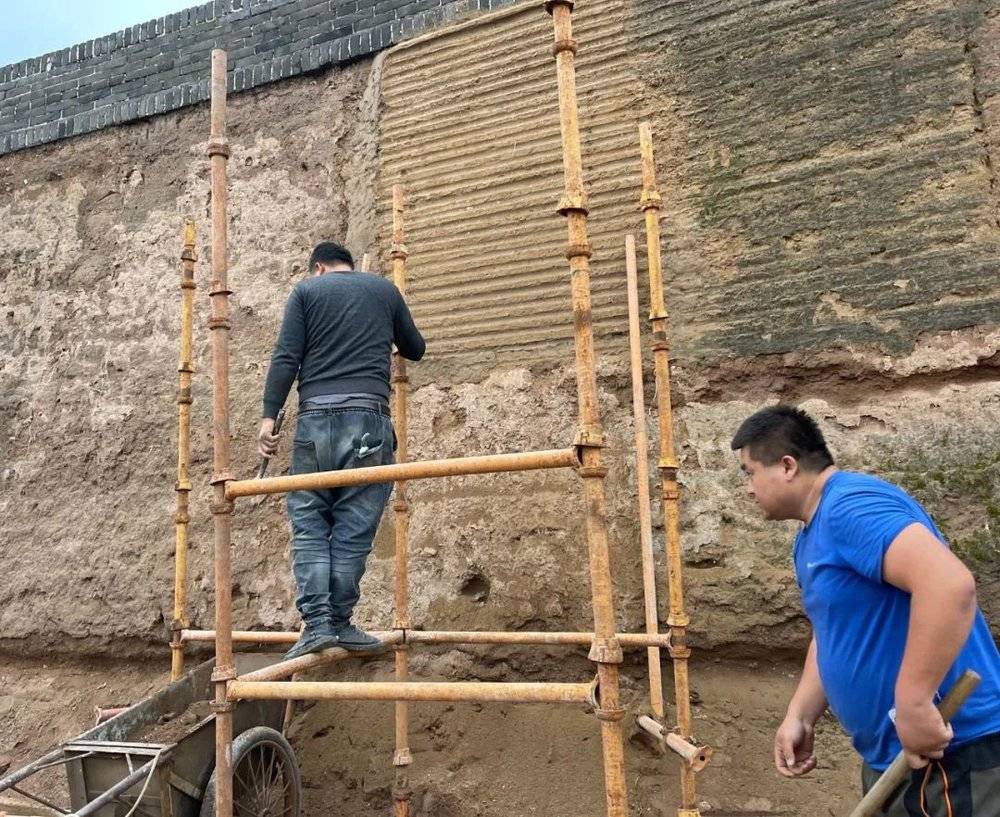 ▲ 工作人员在修补南城墙的坍塌处  时代周报记者/陈佳慧  摄<br>