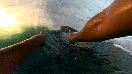 △趴在冲浪板上的第一视角，穿过一个超大的海浪<br>