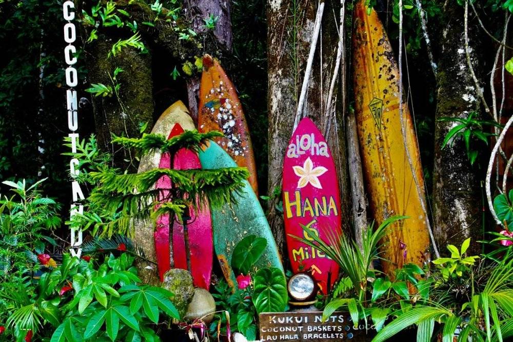 △在哈纳之路上，给游客补给食物的小卖部门口放着aloha的问候/unsplash<br>