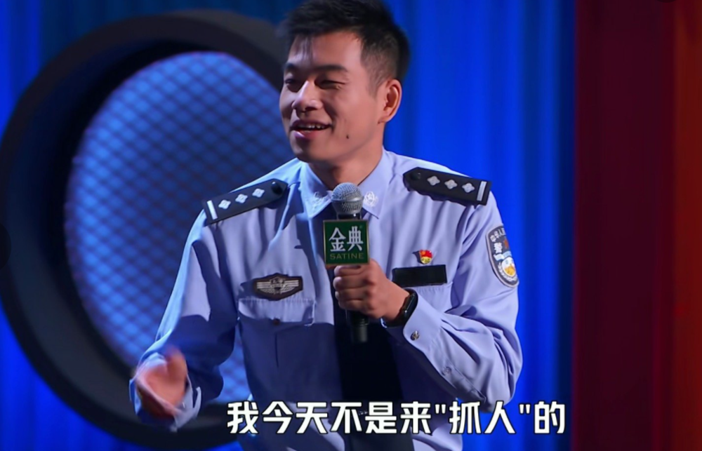 图源：《脱口秀大会》截图，上海交警黄俊在表演脱口秀 <br>