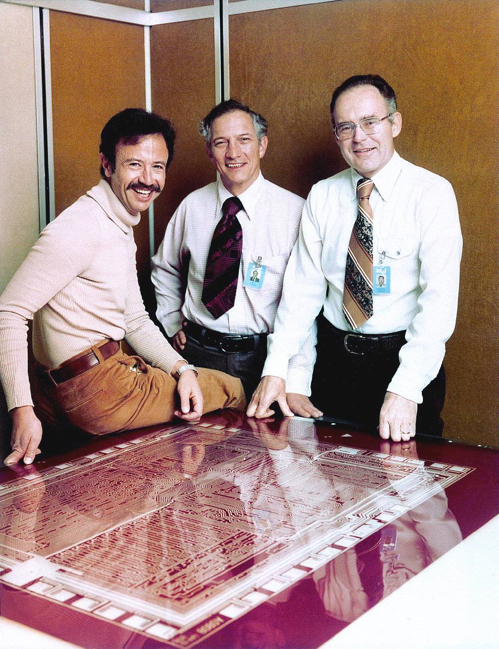 Andy Grove, Robert Noyce 和 Gordon Moore (1978) 图片来自：Wikipedia