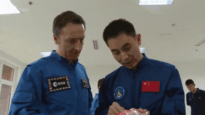叶光富为德国宇航员马天讲解救生衣使用方法 | CMS/Seger Yu