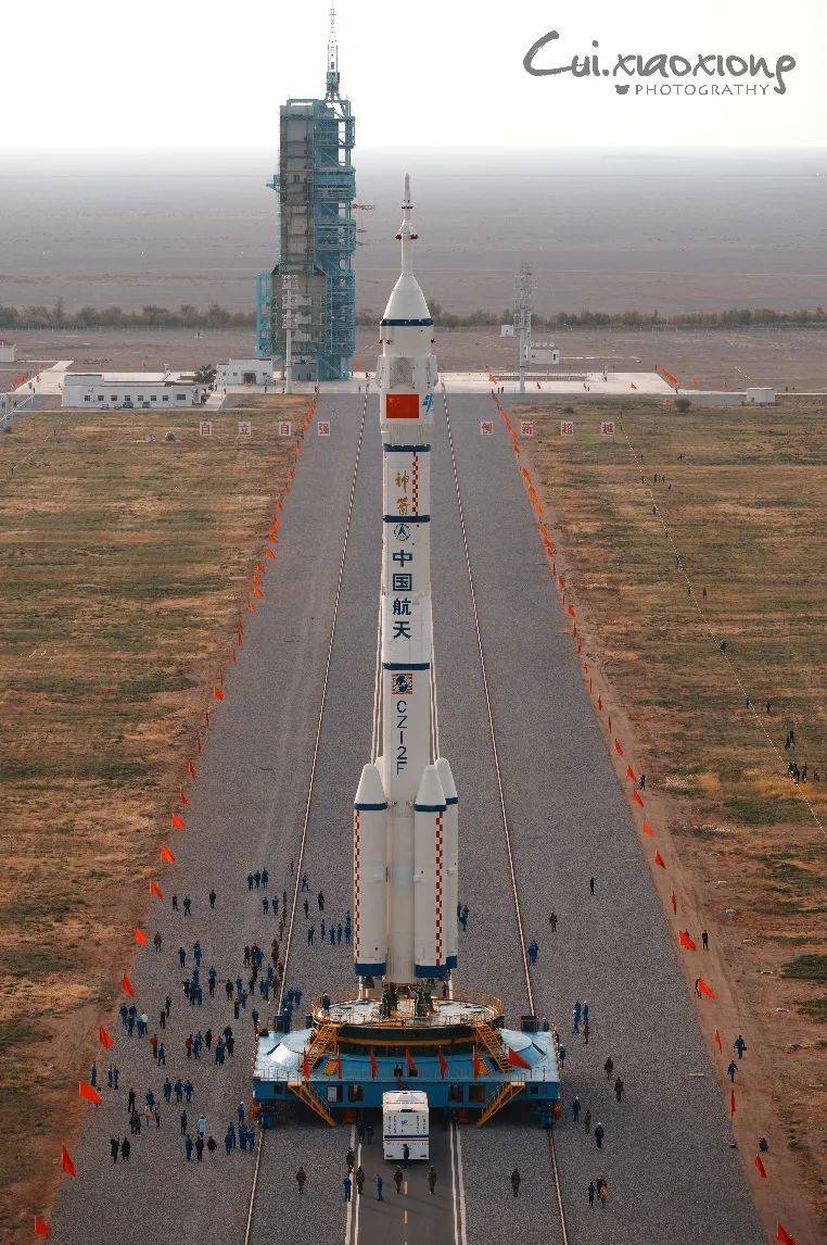 垂直转运时的长征二号F遥十三运载火箭（注意还未安装尾翼） | 微博@摄影师崔小熊