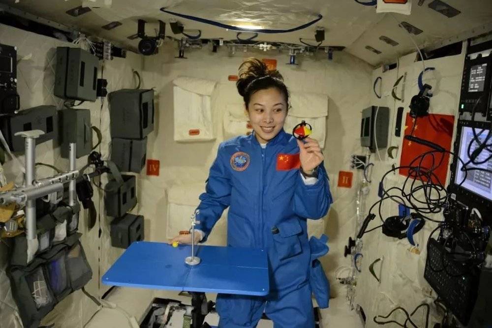 2013年执行神舟十号任务的王亚平在天宫一号内进行首次太空授课的情景 | 央视<br>