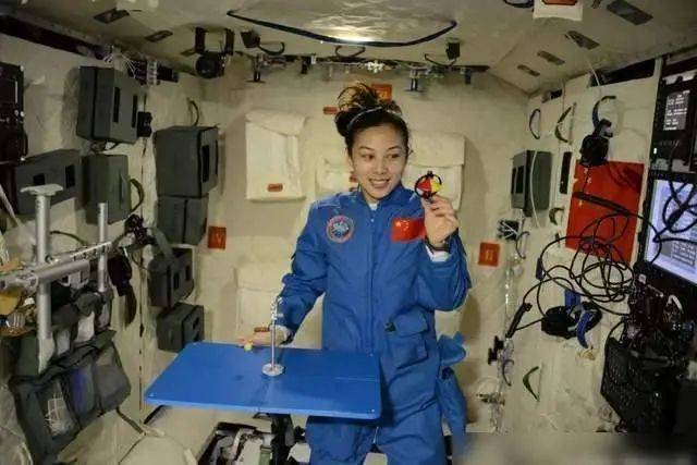 2013 年，王亚平在太空授课<br>