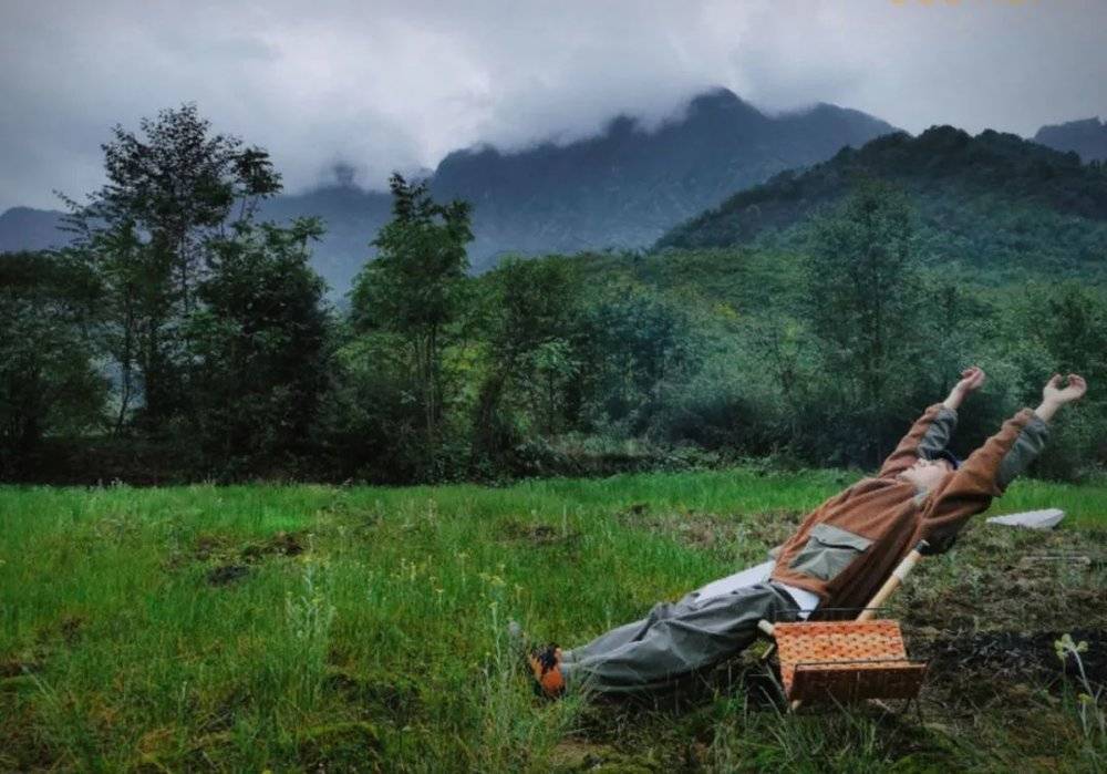 小败录完露营那期播客，晚上大雨大风，露营起床后的第二天早晨