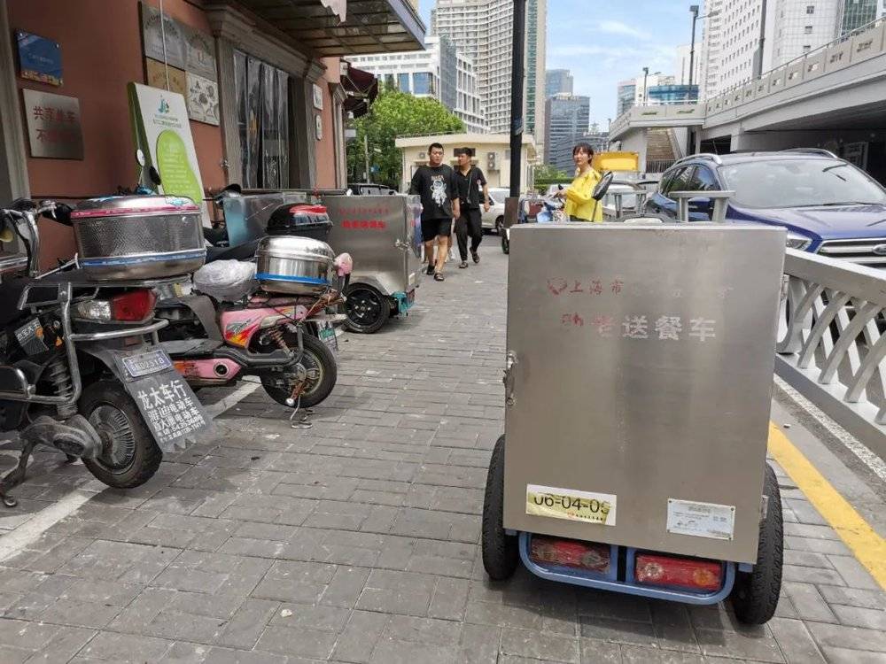 在上海街头，经常可以看到这样的助老送餐车