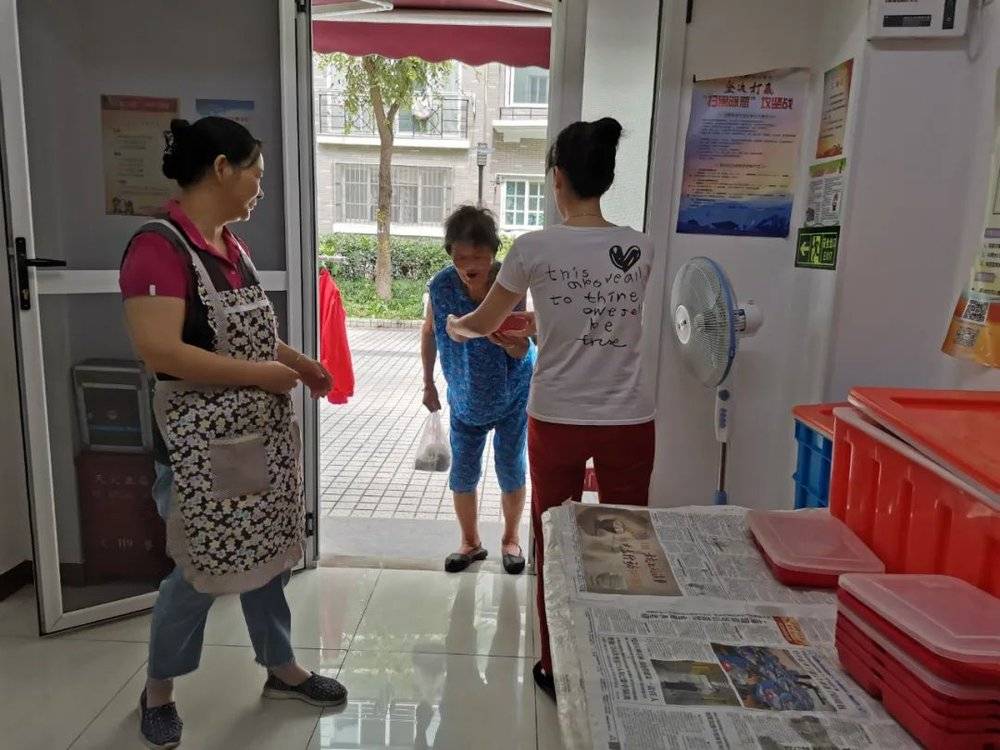 有能力的老人，社区服务中心会鼓励他们自己到助餐点拿餐