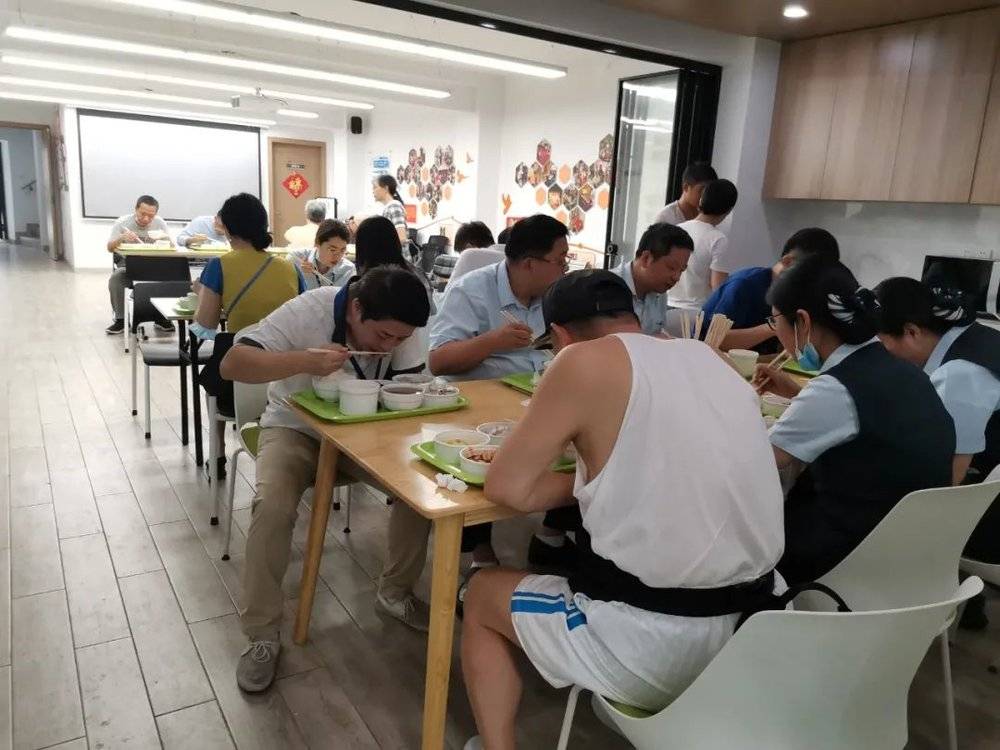 在新成社区食堂，老人和“打工人”错峰来吃午餐