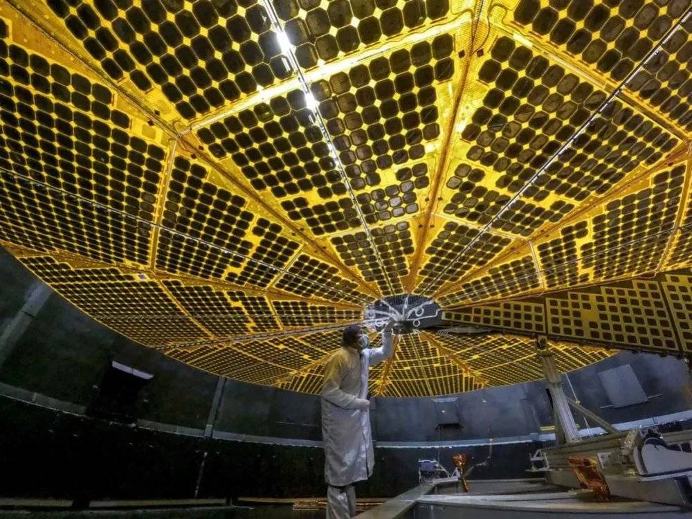 露西号的太阳能电池板 | NASA<br>