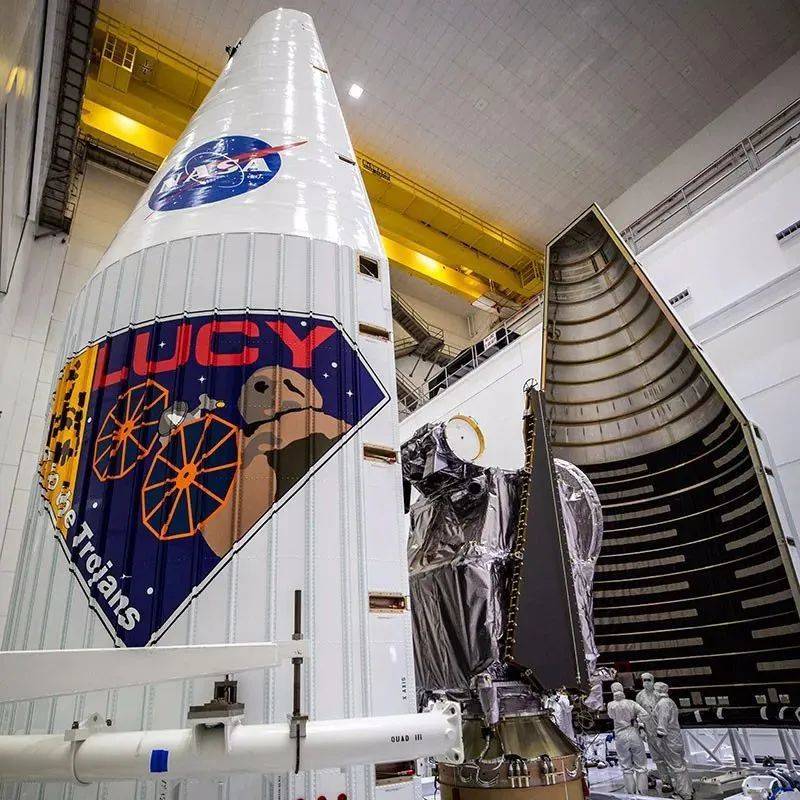 宇宙神V-401火箭整流罩上的露西号任务徽章，整流罩中包裹的就是露西号探测器 | NASA/Ben Smegelsky<br>