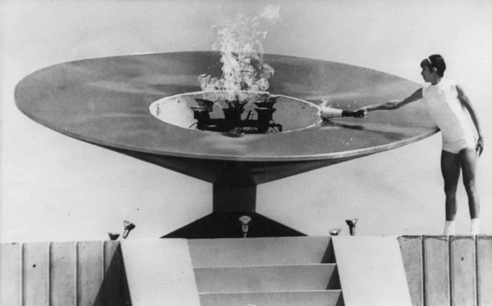 1968年夏季奥运会上，奎塔·巴西利奥点燃奥运圣火 | 维基<br>