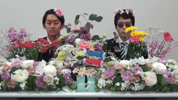 疫情期间日本公务员出镜，拜托民众买花助农  图：网络