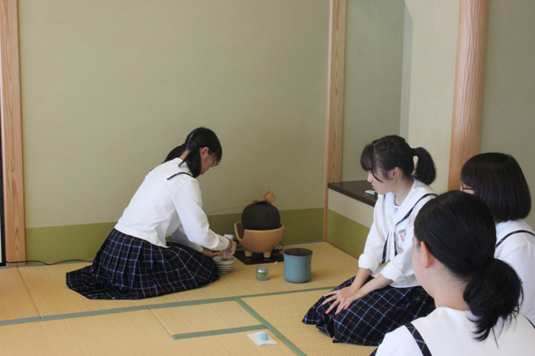 当然，学生们在抹茶部能学到非常正式的茶道礼仪<br>