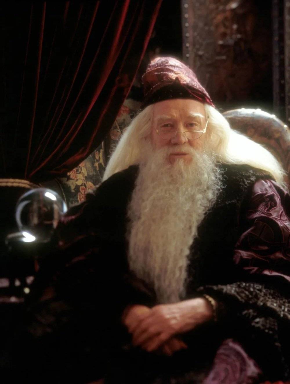 《哈利·波特与魔法石》里的霍格沃茨魔法学校校长邓布利多，由理查德·哈里斯饰演。<br>