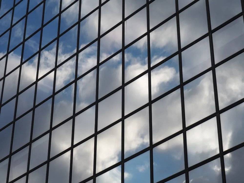 反射出来的也是蓝天白云，鸟儿不会察觉到玻璃的存在。/Unsplash<br>