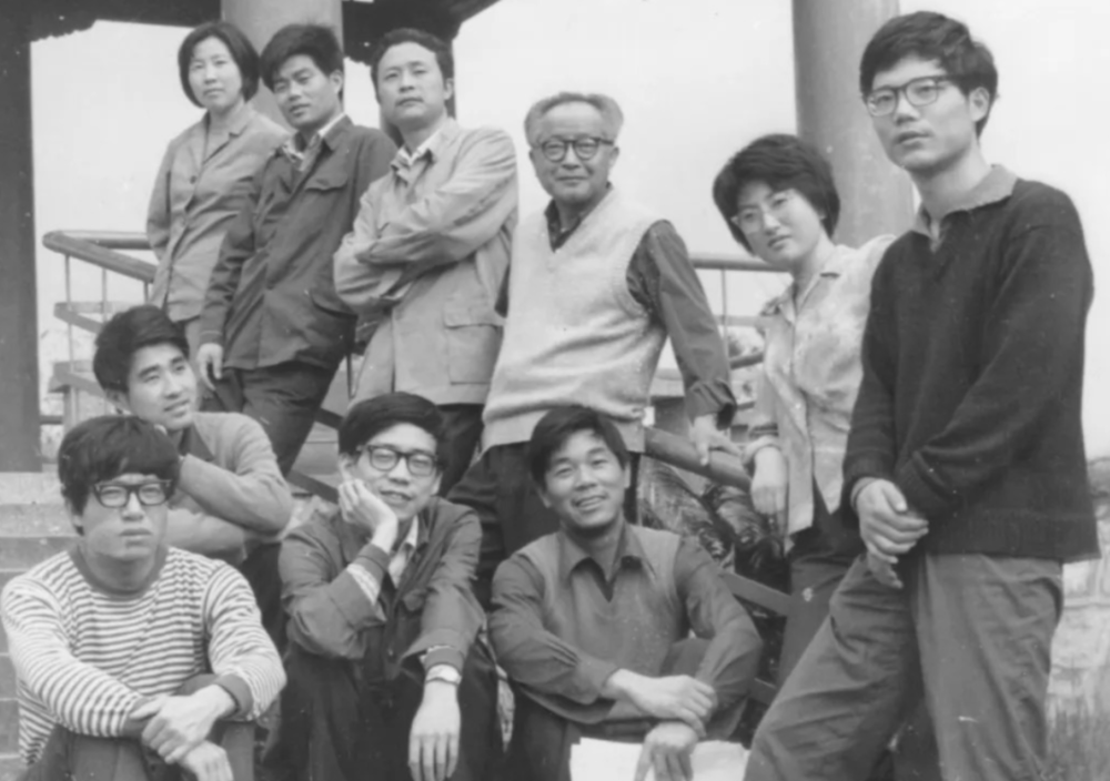 “82年《中国青年》笔会，前排左三是朱伟”<br>