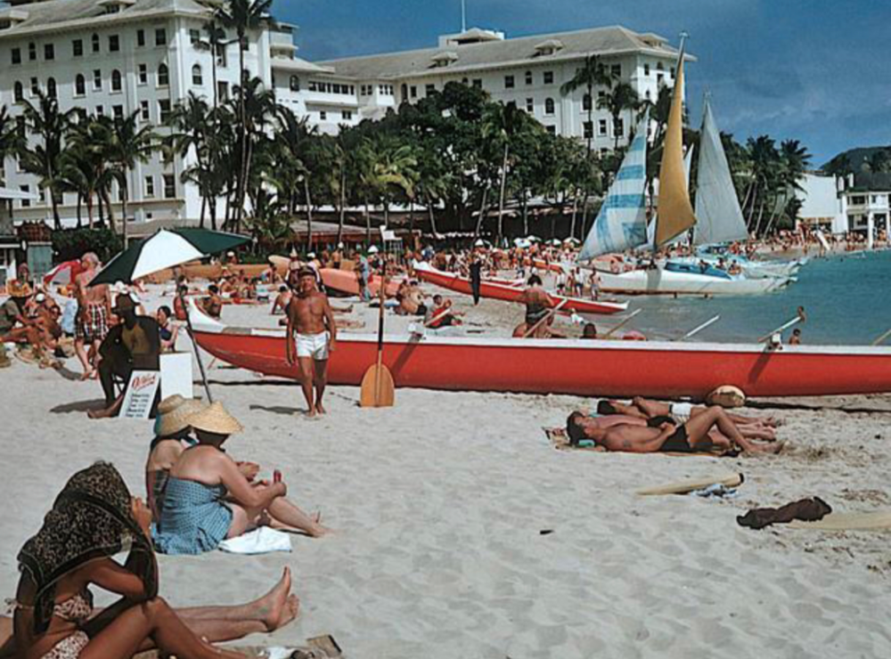 图为50年代的夏威夷檀香山威基基海滩<br>