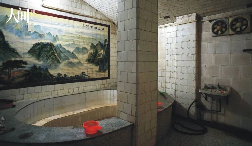 胡师傅工作过的老澡堂，前些年因拆迁政策关闭。（周玥\摄）<br>