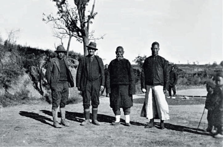 安特生和他的团队在仰韶村进行第一次发掘前合影留念，摄于1921年。从左到右依次为：中国地质和古生物学家袁富力、安特生、仰韶村村长王某和中国传教士王某<br>