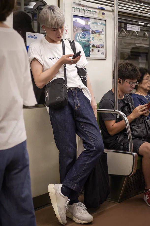 塔拉·莫斯（Tara Moss）在日本地铁上遇到的文身男孩<br label=图片备注 class=text-img-note>