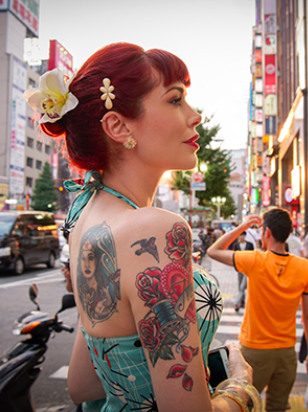 塔拉在日本旅游时，经常收到众人好奇的眼光<br label=图片备注 class=text-img-note>